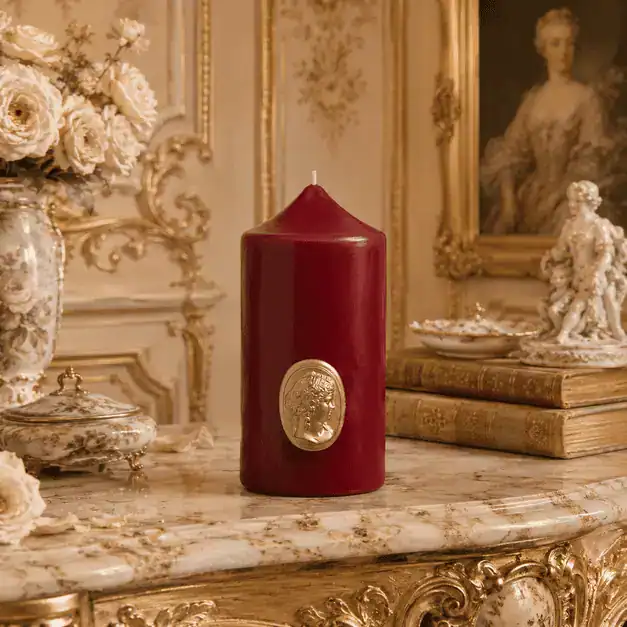 Свещ Пилар Trudon „The Great Pillar Candle Burgundy“ (Почит към Помпадур: Бордо Скулптурна Камея с Кралски Силует)