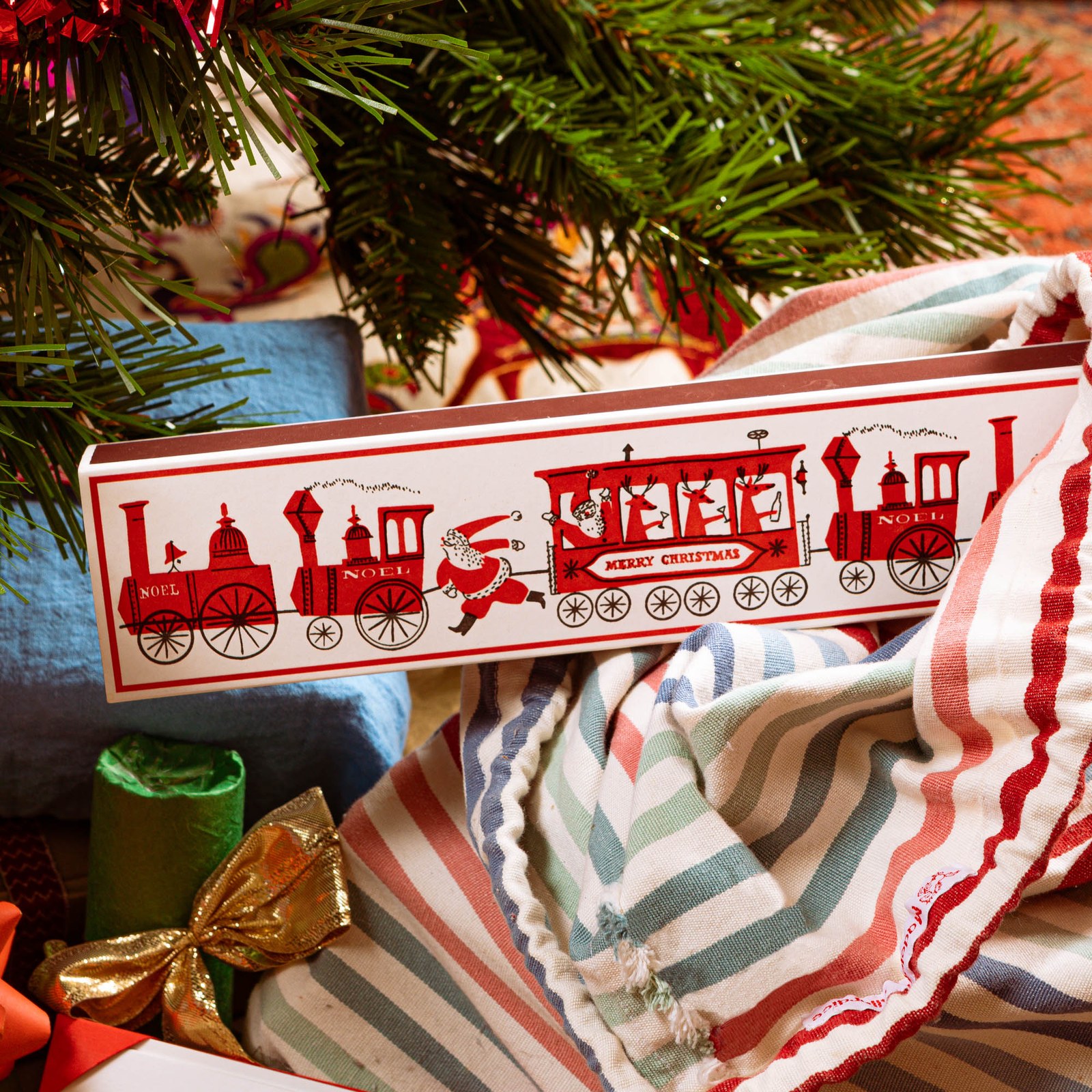 Archivist Santa Trains под елхата