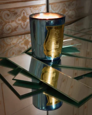 Trudon Fir, небесносиня Classic свещ върху огледални плочи
